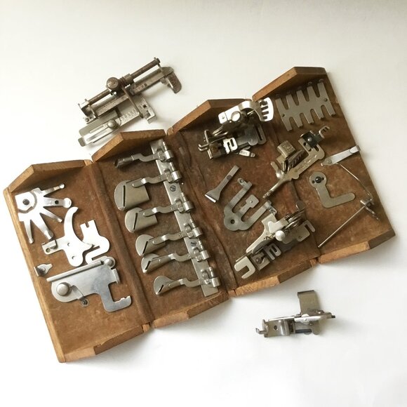 Antique Singer Wooden Fold Out Puzzle Box and Sewing Machine Attachments - Picture 1 of 12